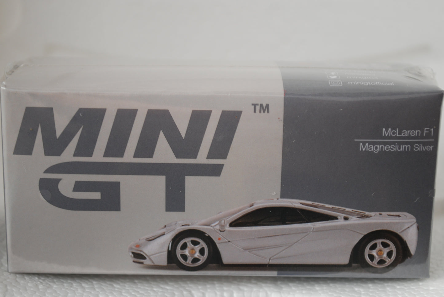 MINI GT 1/64 McLaren F1 Magnesium Silver LHD #555