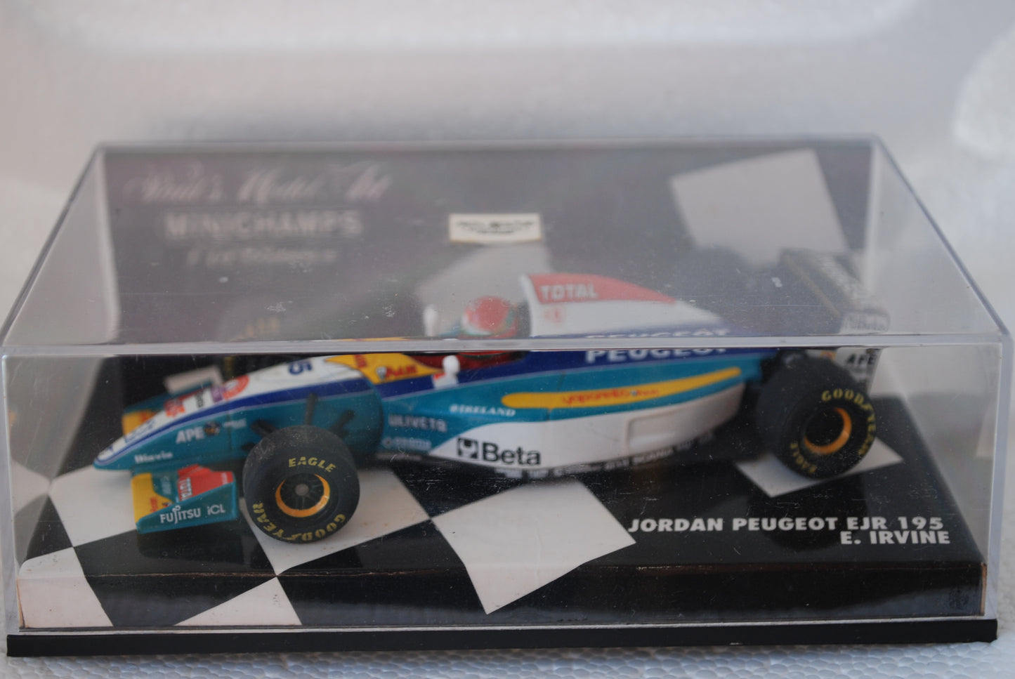 Minichamps 1/43 Jordan Peugeot Formula 1 E Irvine 1995